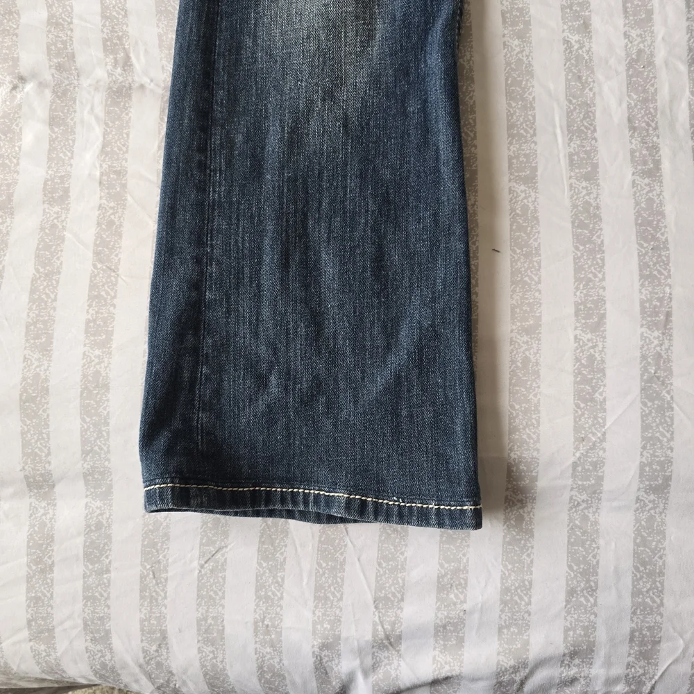 Miss Me Dark Denim Jeans Fleur-de-lis Design Size 29 With 34" Inseam - Picture 2 of 5